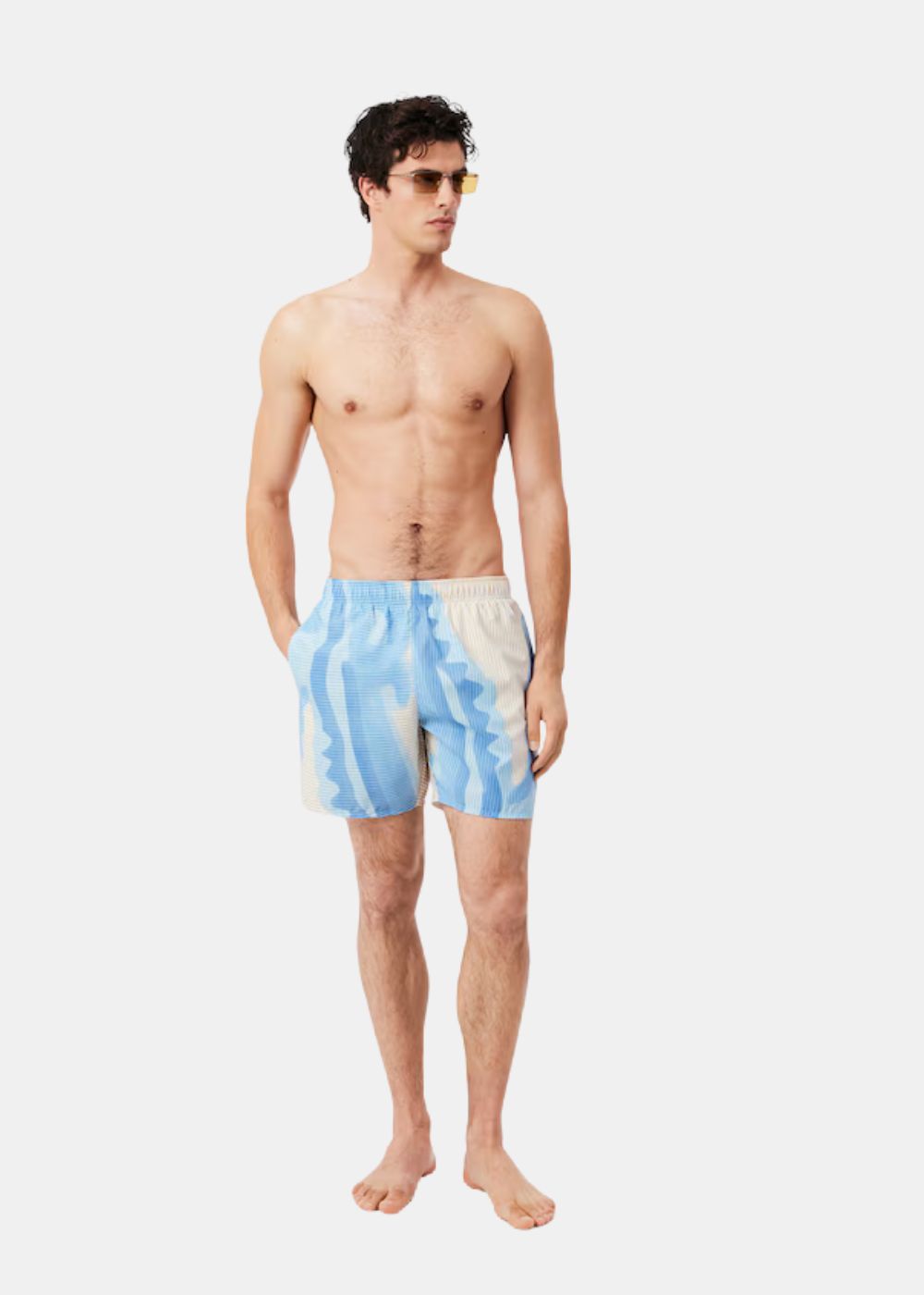 Short de bain Lacoste imprimé crocodile XXL Bleu porté par un mannequin de face