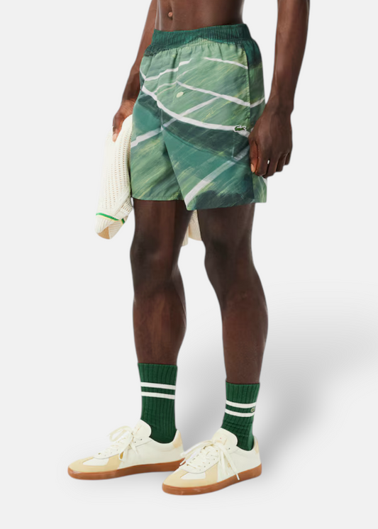 Short de bain Lacoste imprimé tennis porté vu de face