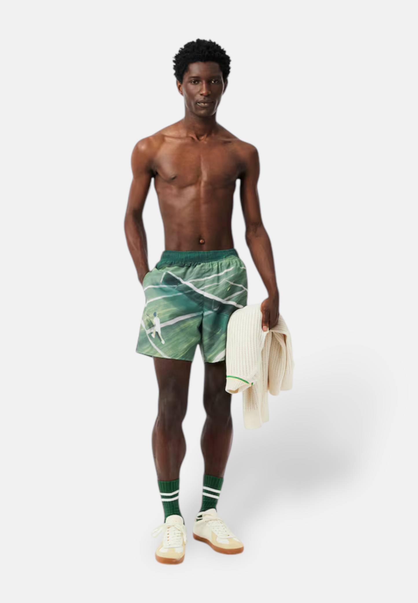 Short de bain Lacoste imprimé tennis sur un mannequin debout