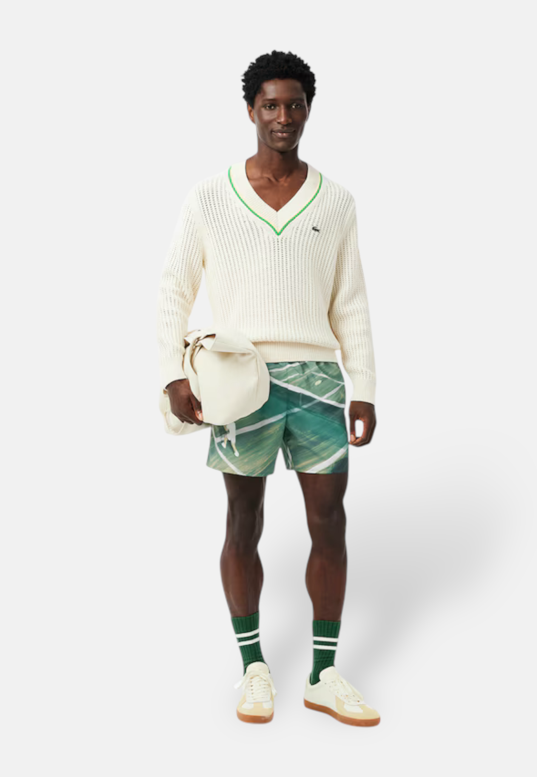 Short de bain Lacoste imprimé tennis sur un mannequin avec un pull en maille Lacoste