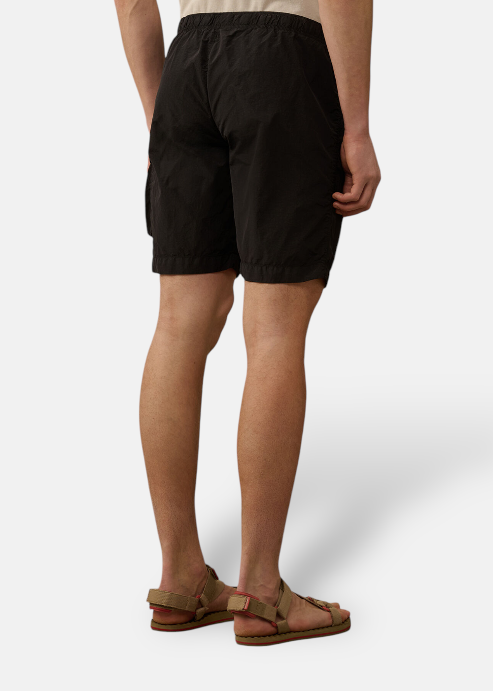 Short de bain cargo C.P. Company en Flatt Nylon  vue de dos sur un mannequin 