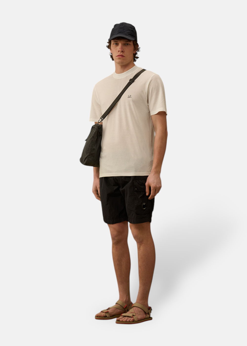 Short de bain cargo C.P. Company en Flatt Nylon  vue sur un mannequin debout avec son t-shirt et sacoche cp company