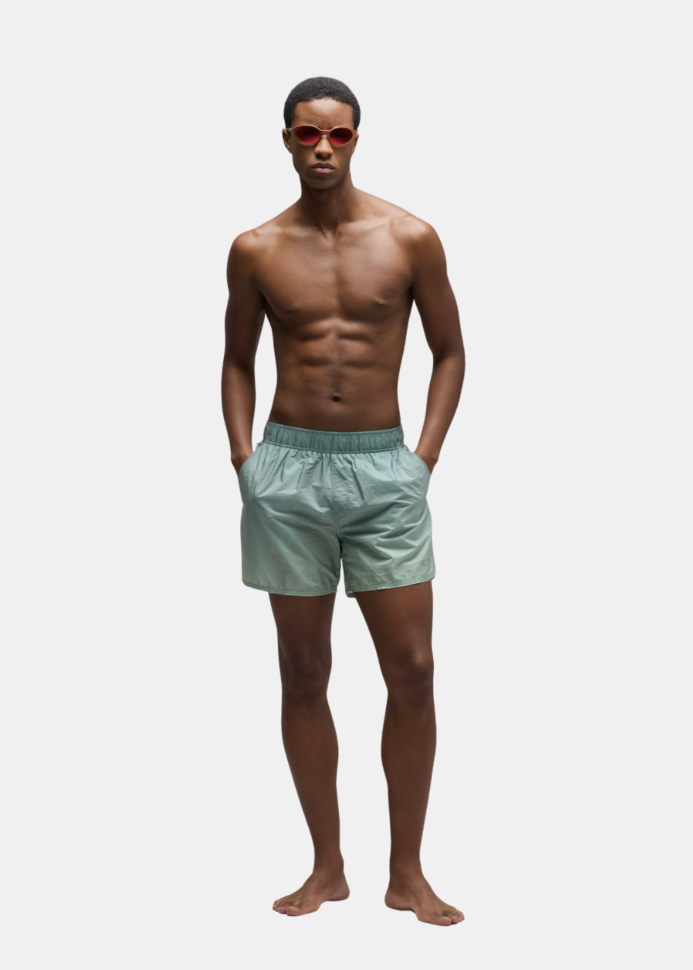 Le mannequin est torse nu et porte leShort de bain oakley vert dégradé