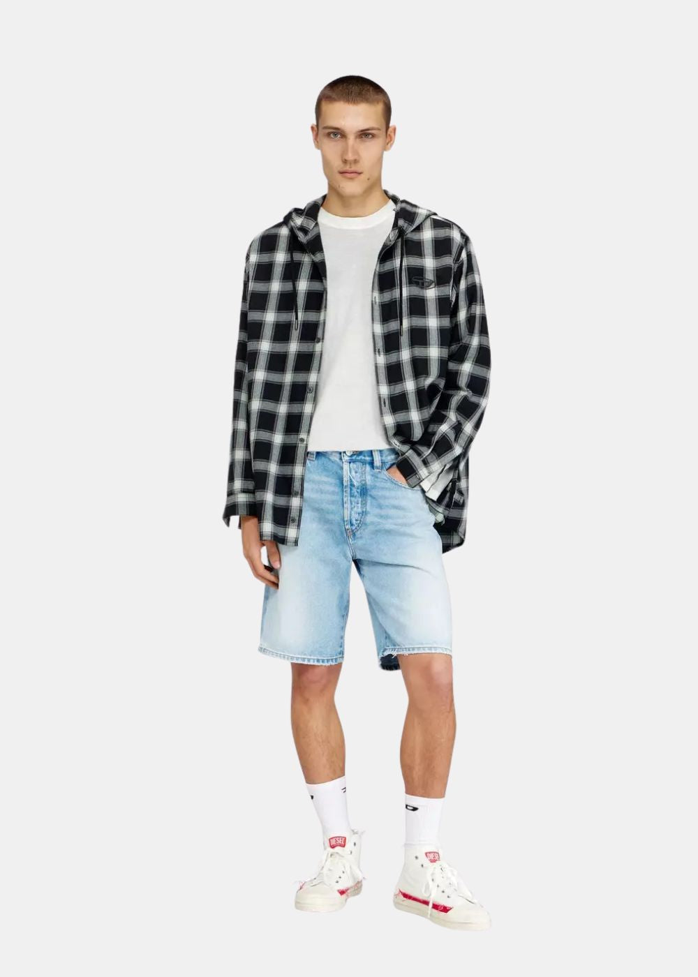 Short en denim bleu clair Diesel porté par un homme. Coupe droite au-dessus du genou avec revers aux ourlets. Vue de face porté par un mannequin