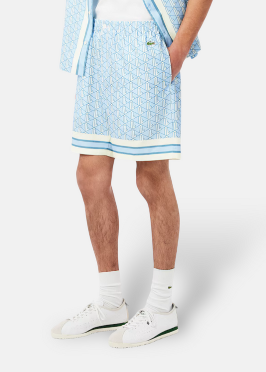 Short monogramme Lacoste bleu porté de face