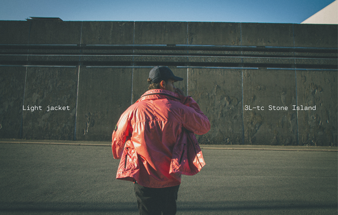 un mannequin marche de dos avec la veste legere rose 3L tc de chez stone island