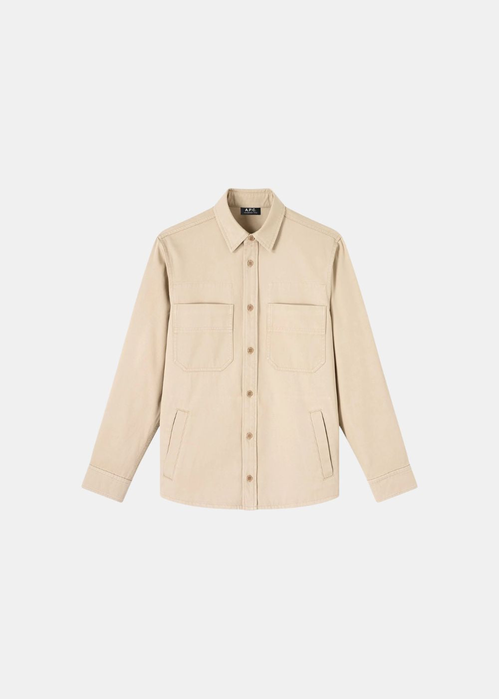 Surchemise beige A.P.C. boutonnée avec deux poches poitrine et deux poches latérales, vue de face.
