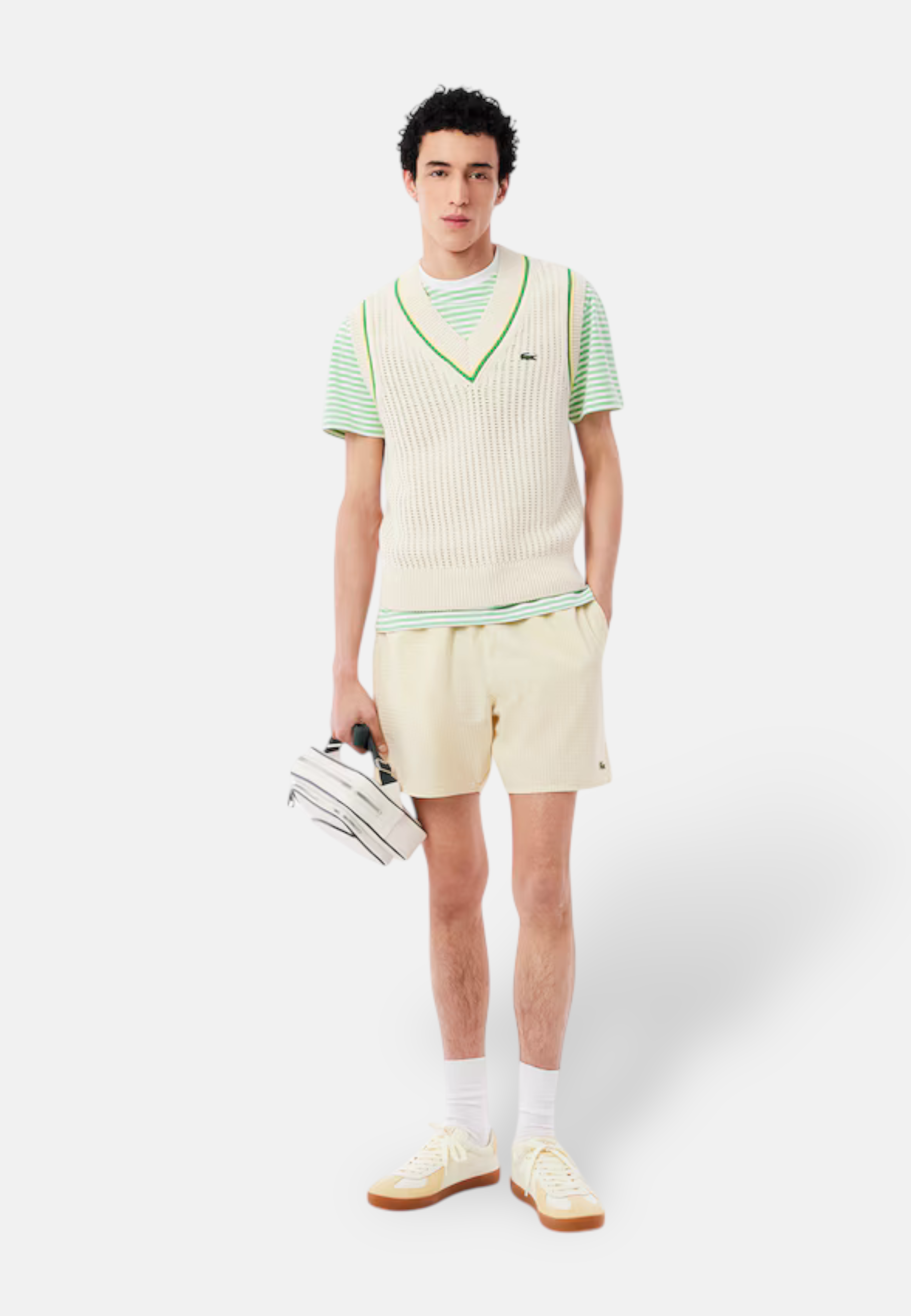 tenue entière sur mannequin avec le t-shirt Lacoste a rayure vert 