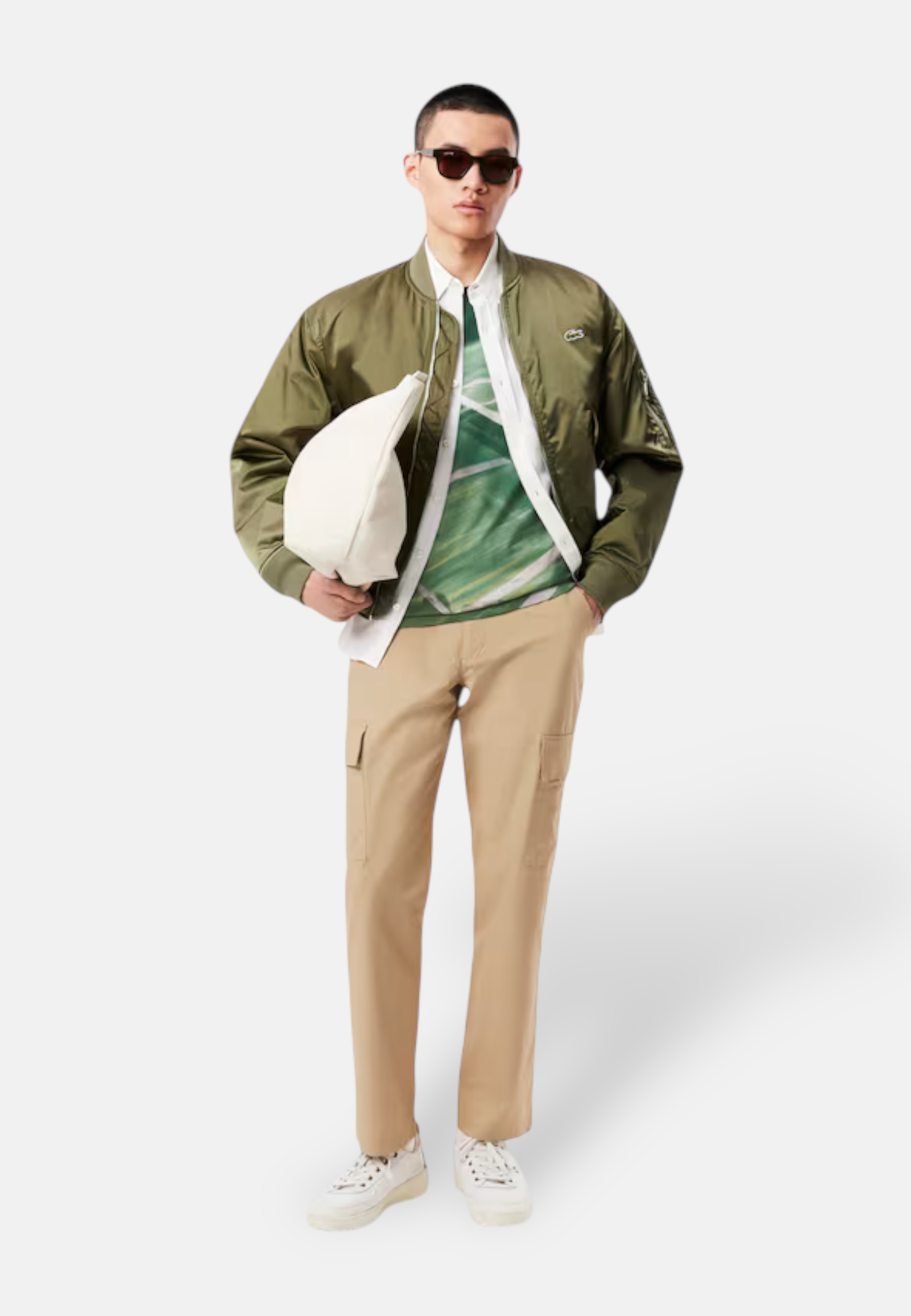 T-shirt Lacoste imprimé tennis peinture sur un mannequin