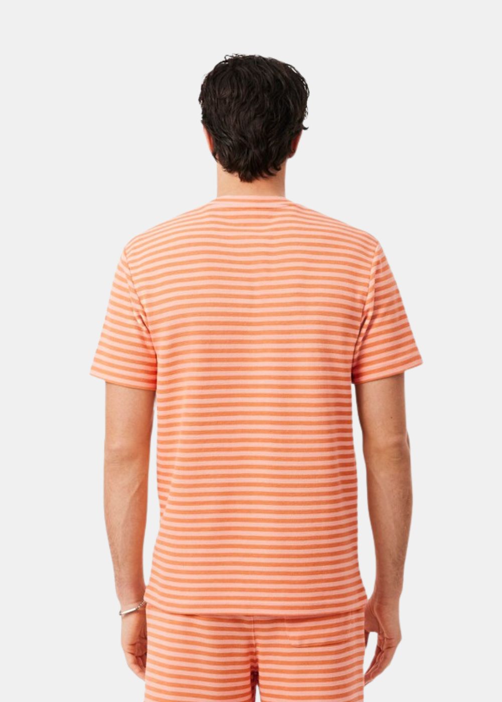 T-shirt Lacoste à rayures - orange porté par un mannequin de dos