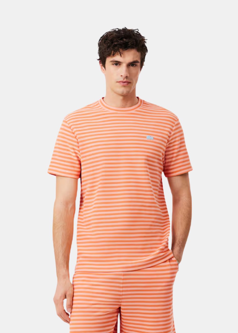 T-shirt Lacoste à rayures orange porté par un mannequin de face