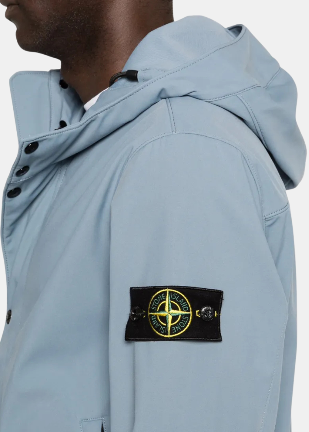zoom sur le patch de la Veste à Capuche Light Soft Shell-R - bleu