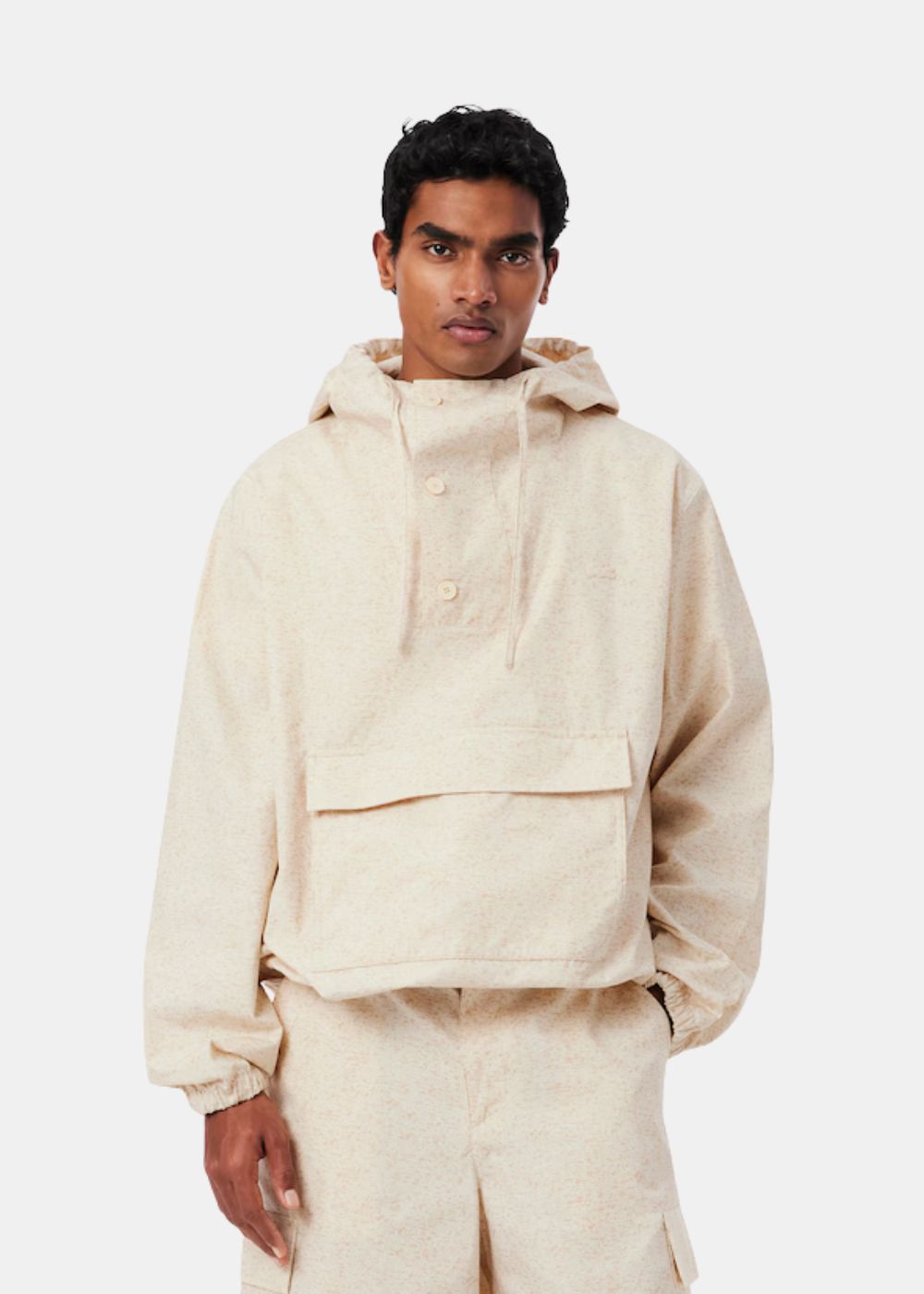 vue de face porté par un mannequin de la Veste Lacoste imprimé camouflage