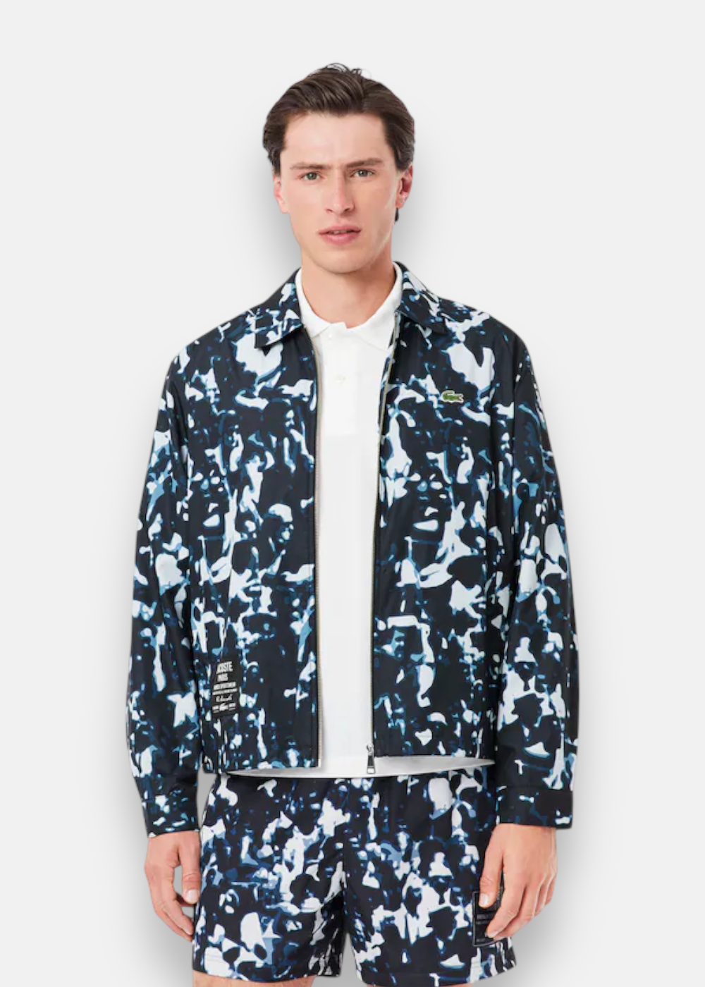Veste coupe vent Lacoste imprimé sur mannequin de plan de face