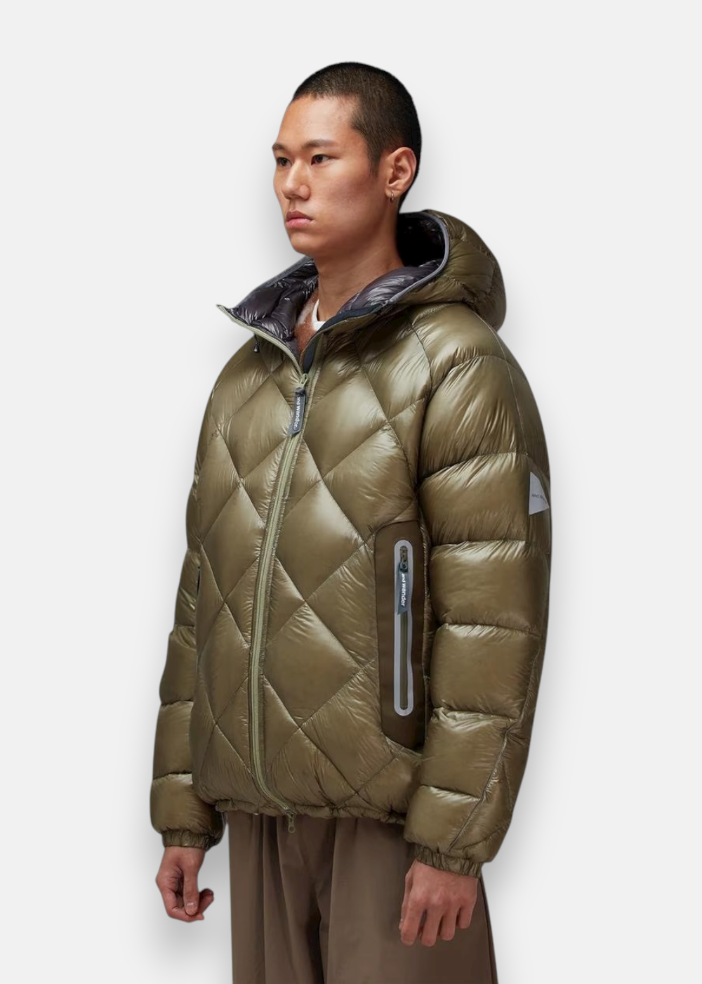 Photo de la Veste doudoune And Wander diamond stitch kaki de profil sur un mannequin