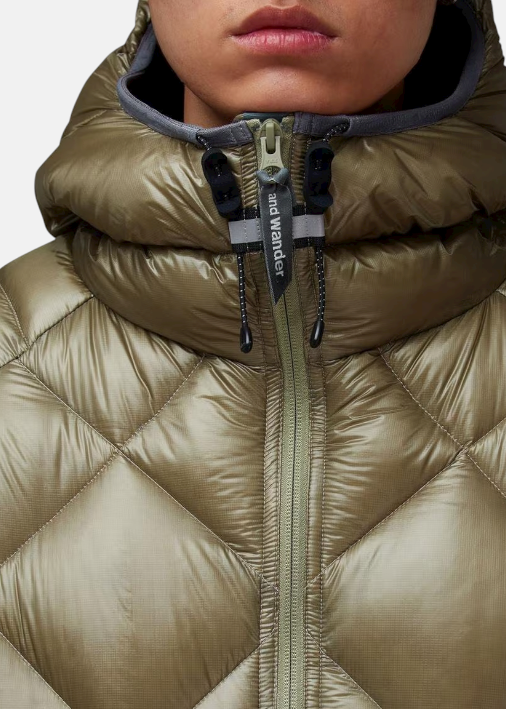 Veste doudoune And Wander diamond stitch kaki detail de la capuche 