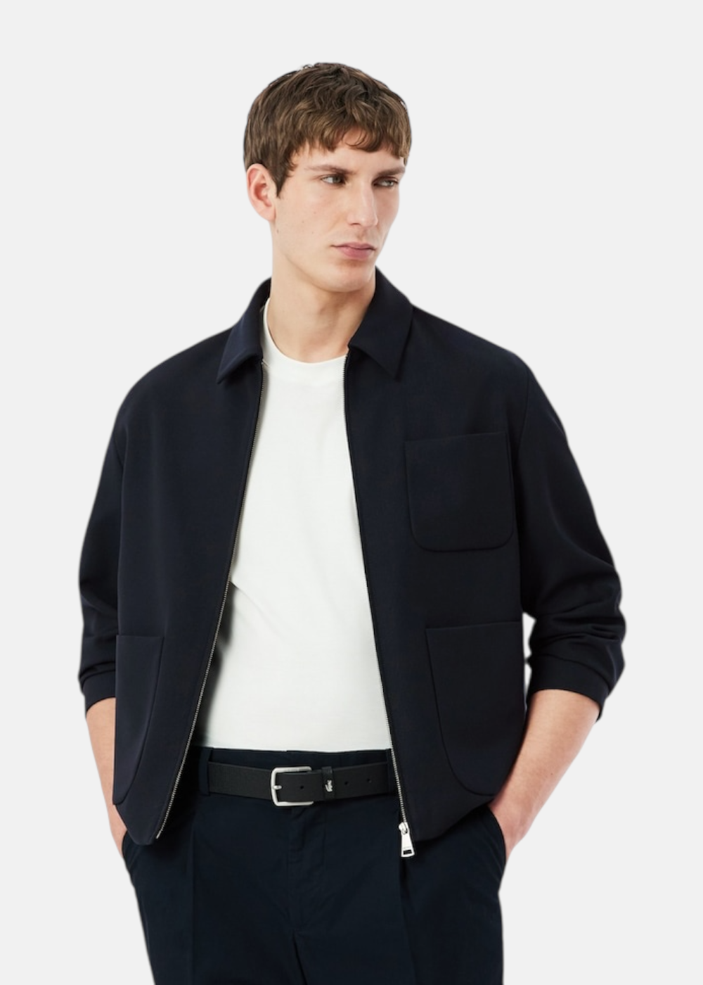 cete photo montre un mannequin portant la Veste homme en twill lacoste bleu marine. Mise en avant de la coupe droite et boxy de cette veste Lacoste