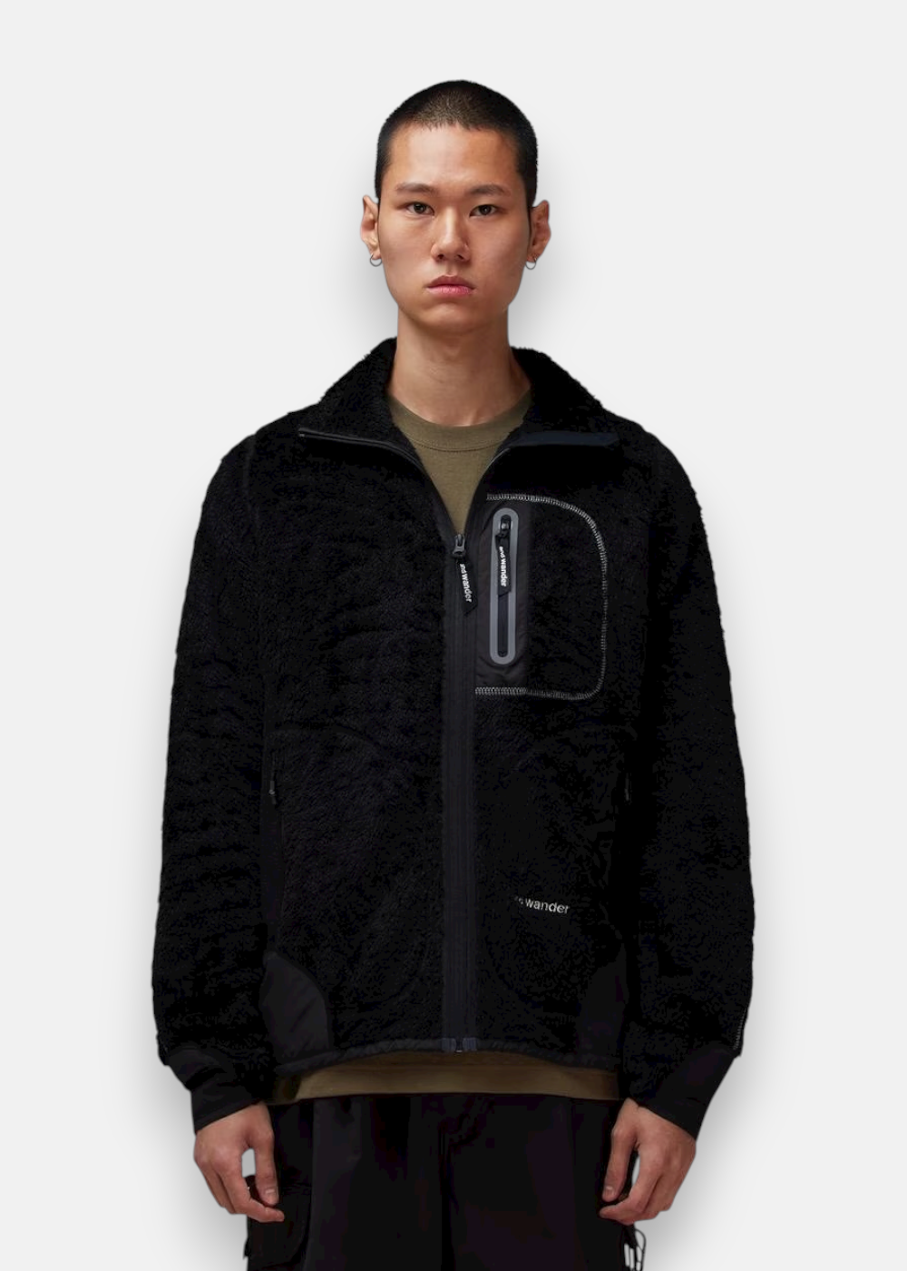 Veste polaire and wander noire vu de face porter par un mannequin
