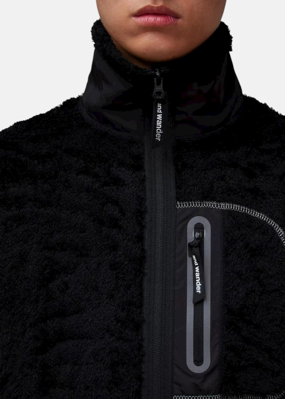 Vue face Veste polaire and wander noire – col montant et texture visible