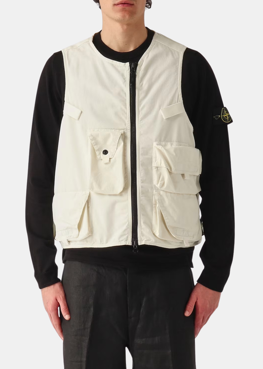 Veste sans manches blanc Stone Island en coton ripstop avec plusieurs poches cargo porté de face.
