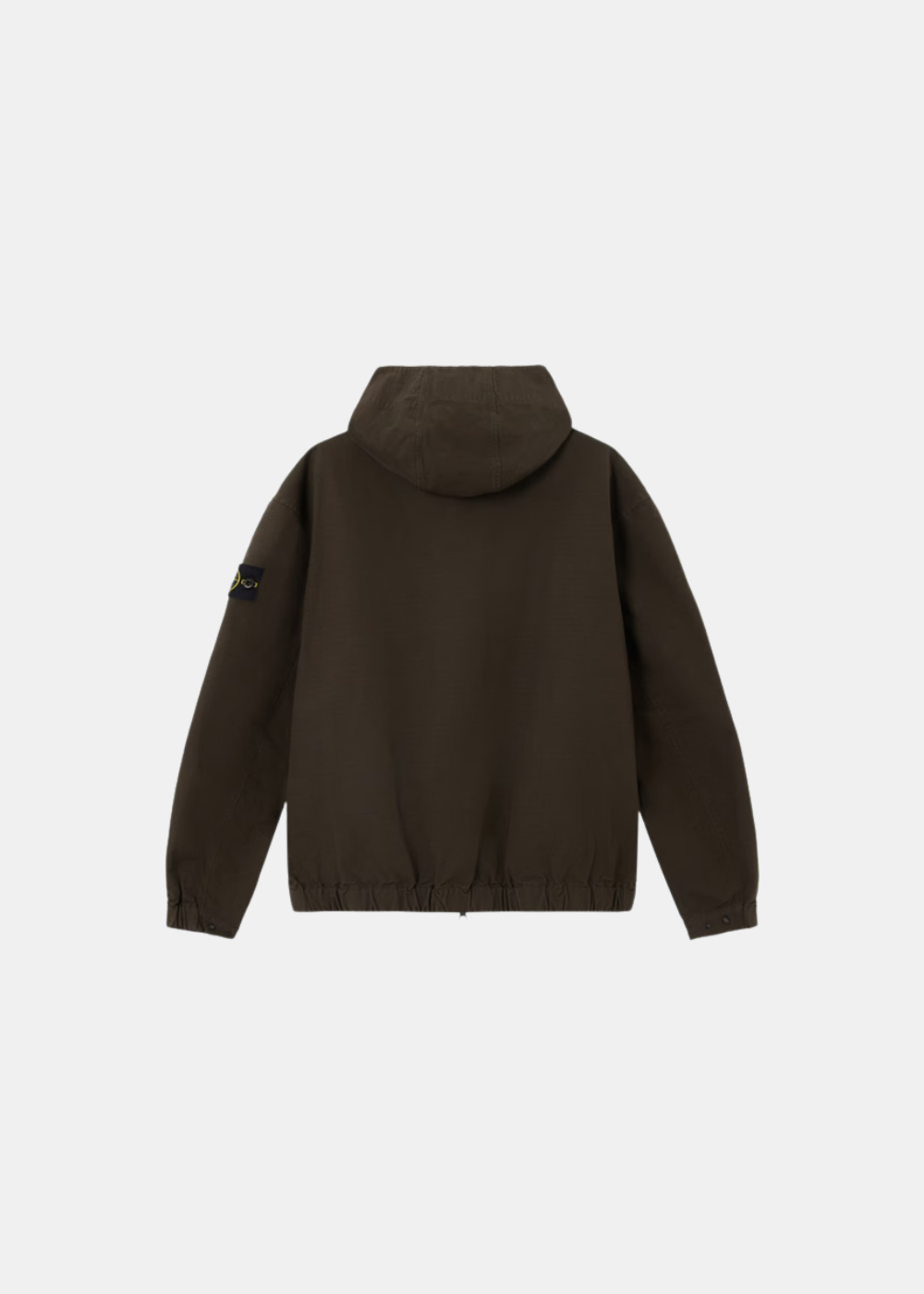 Vue studio à plat du dos de la surchemise Stone Island. Met en évidence la coupe confort, la capuche intégrée, la finition élastiquée à la base et le logo Compass visible sur laVue studio à plat du dos de la surchemise Stone Island. Met en évidence la coupe confort, la capuche intégrée, la finition élastiquée à la base et le logo Compass visible sur la manche. manche.