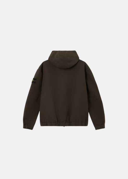 Vue studio à plat du dos de la surchemise Stone Island. Met en évidence la coupe confort, la capuche intégrée, la finition élastiquée à la base et le logo Compass visible sur laVue studio à plat du dos de la surchemise Stone Island. Met en évidence la coupe confort, la capuche intégrée, la finition élastiquée à la base et le logo Compass visible sur la manche. manche.