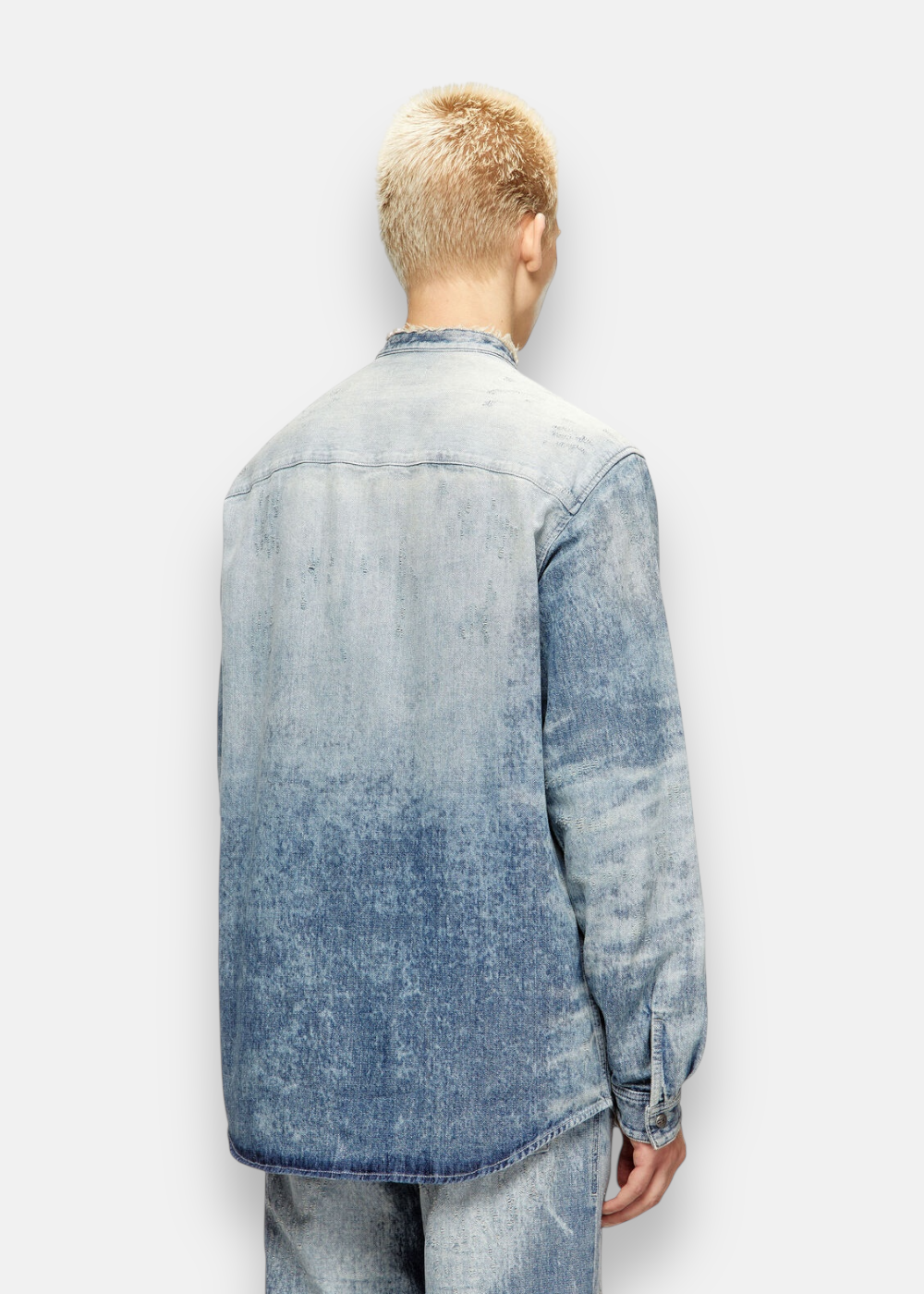 Vue arriere sur un mannequin de la chemise Diesel en denim bleu