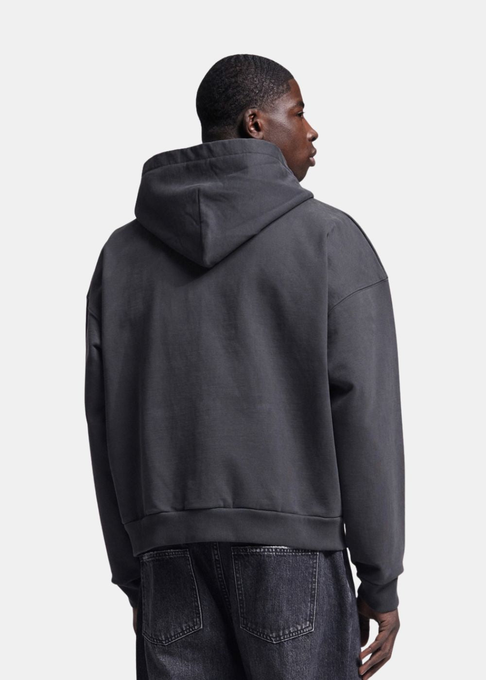 Vue de dos du mannequin portant le hoodie zippé 700 GSM Bram's Fruit Shadow Black.