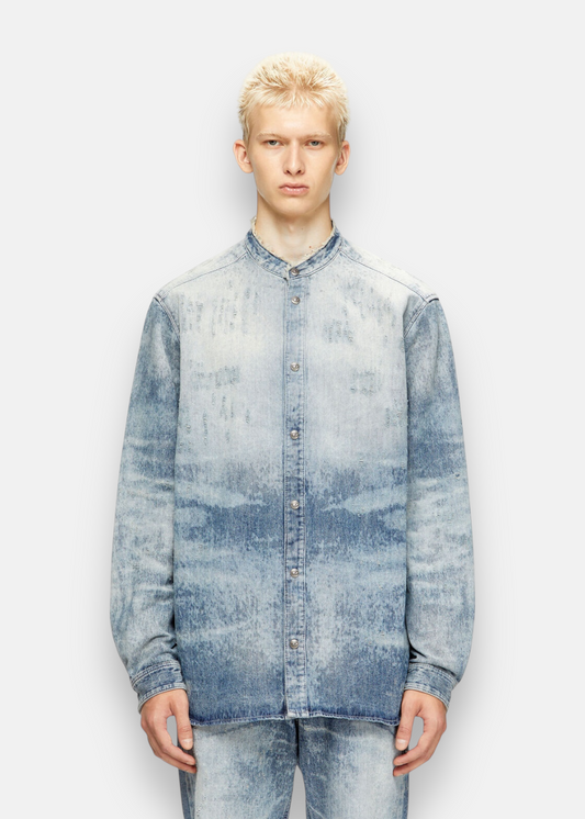 Vue de face sur un mannequin de la chemise Diesel en denim bleu