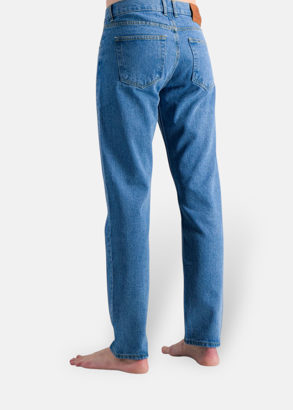 Ateliers de Nîmes jean d.20 porté de dos zoom sur les détails de la jambes