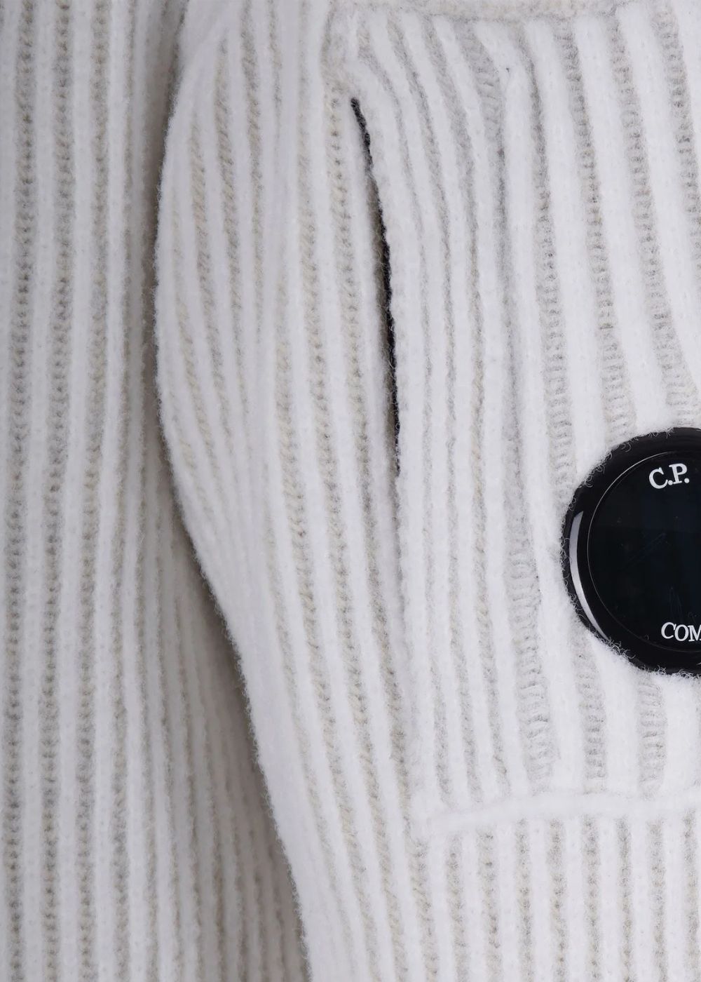 Zoom  sur la lentille du vue arriere sur fond blanc du Pull en laine cp company vanisé chenille - Blanc