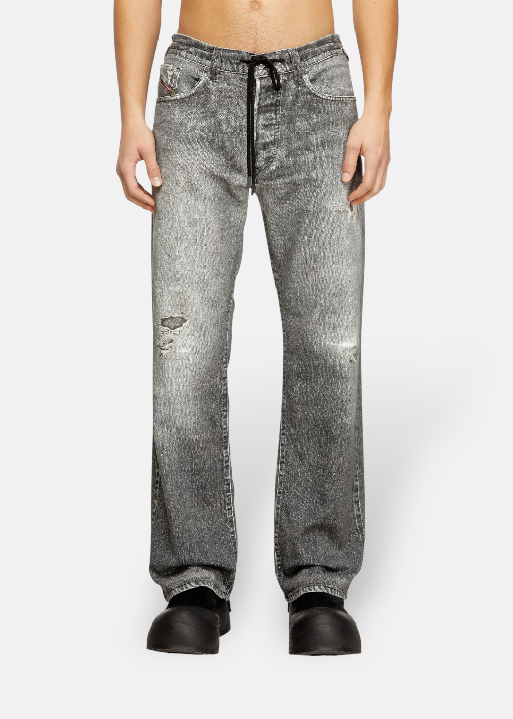 cette photo montre de pres et en détail le Diesel D-Rell JoggJeans vue de face sur un mannequin. On distingue clairement les Effets Trompe-l'œil sur ce pantalon Diesel