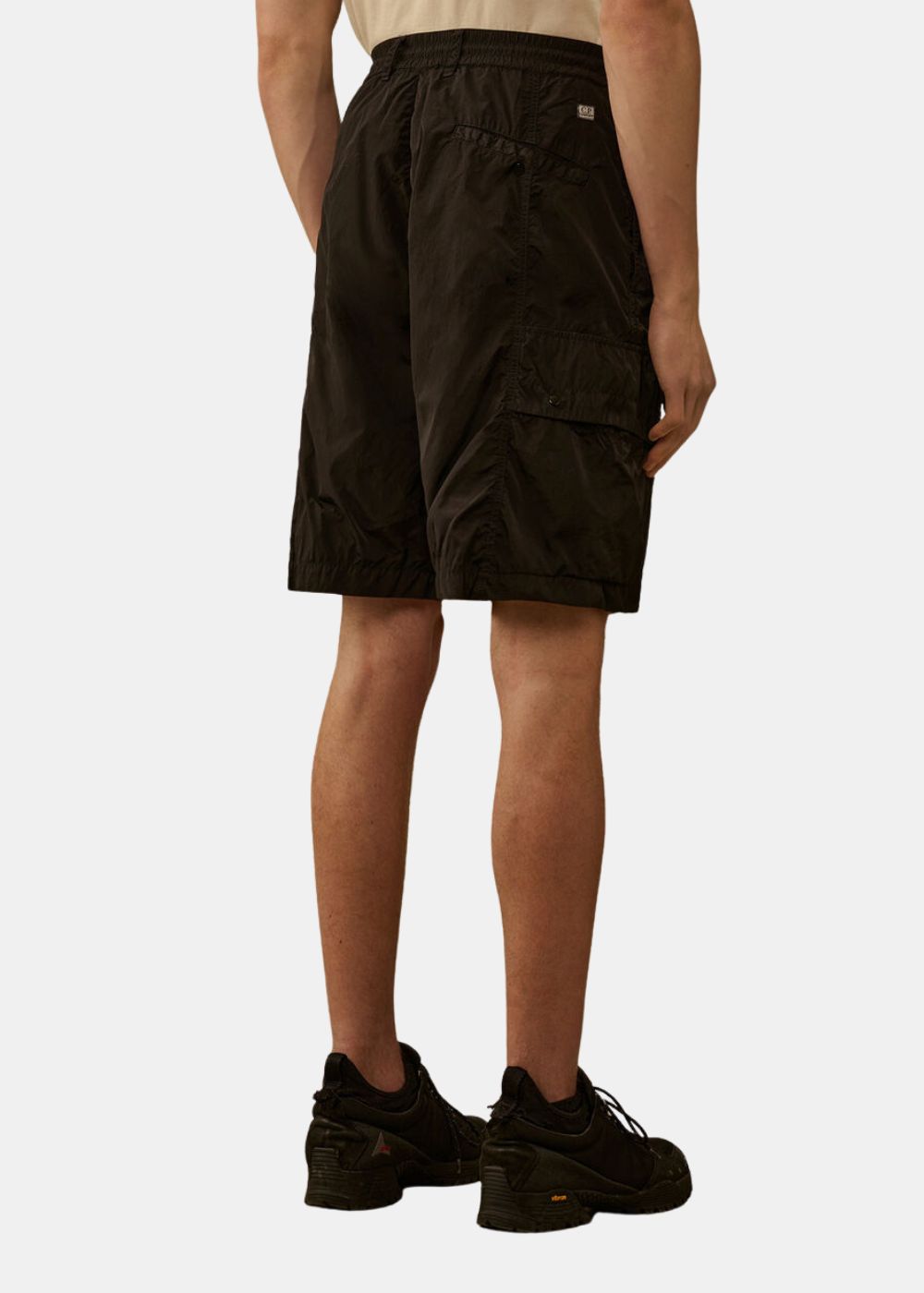 vue arriere sur un mannequin du Short Cargo C.P. Company Chrome-R Noir | Nouveauté 2026 Purple Store