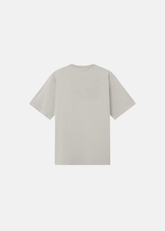 cette photo montre l'arrière du T-shirt homme Stone island avec badge compass coloris gris sur fond blanc