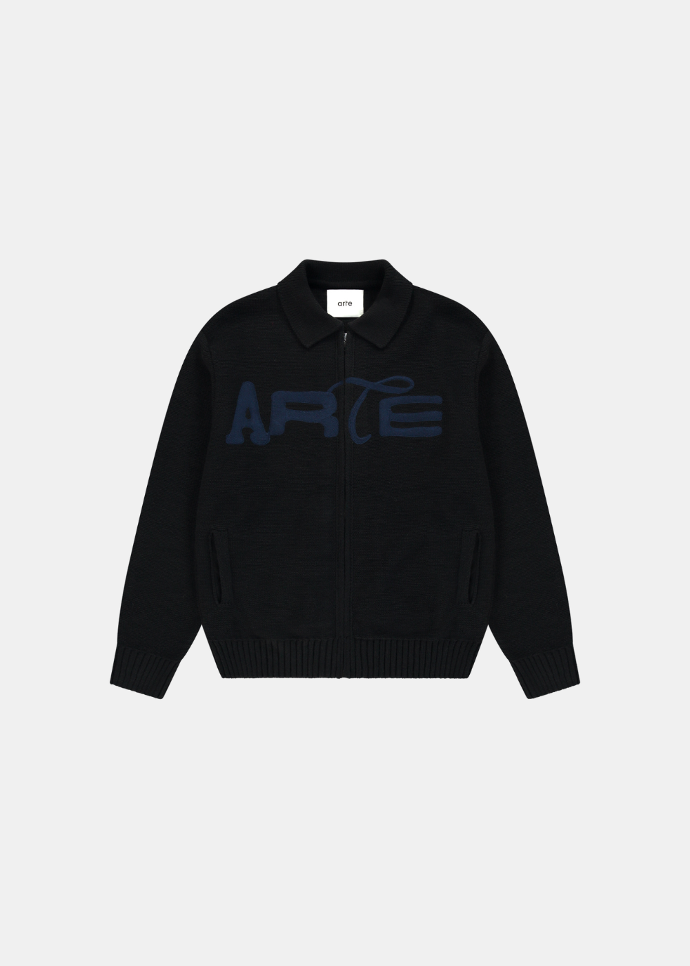 Cardigan zippé en maille noire Arte-Antwerp avec col chemise et inscription ARTE bleue sur la poitrine.