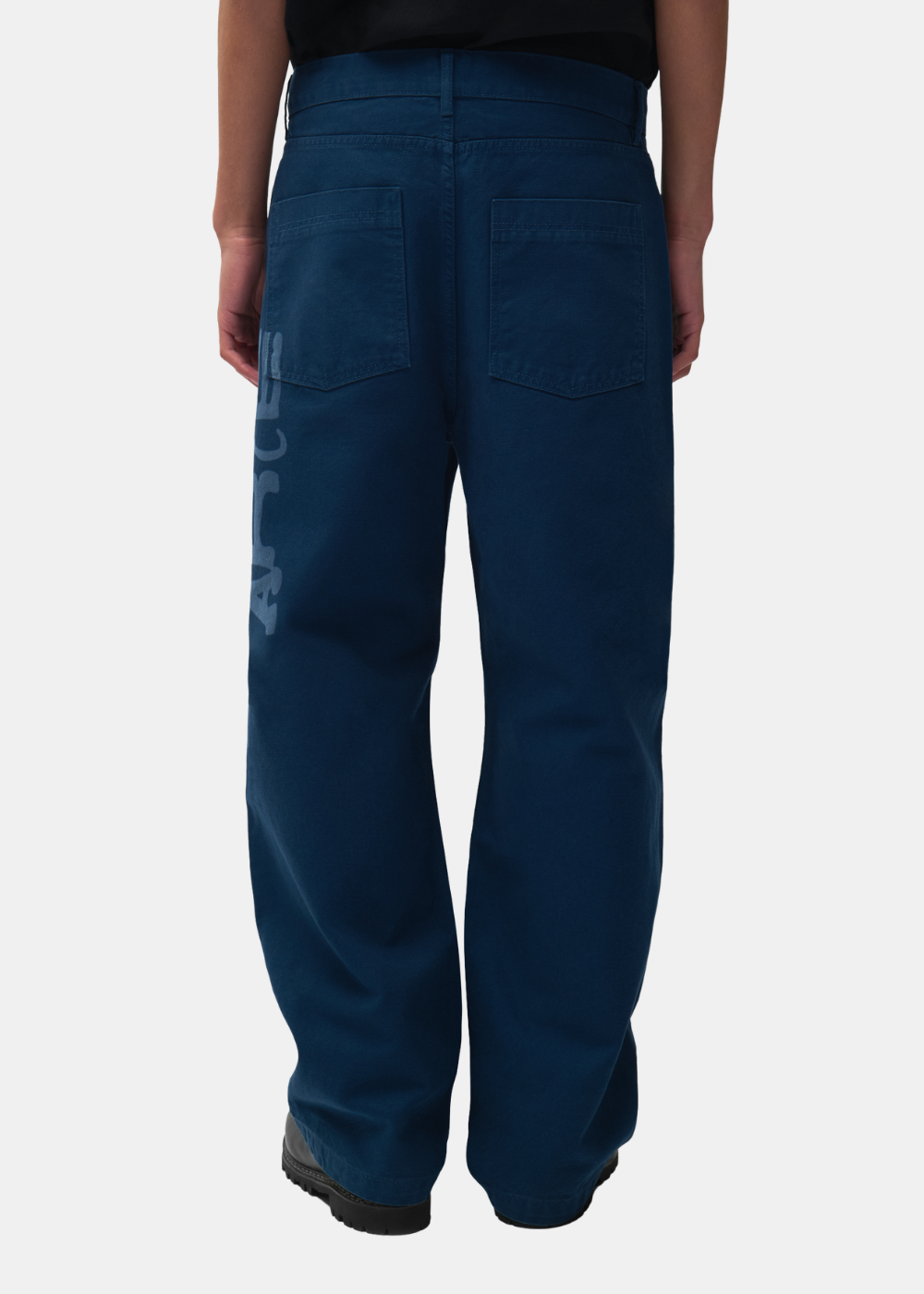 Vue de dos portée du pantalon bleu marine Arte-Antwerp montrant les poches arrière et la coupe droite.