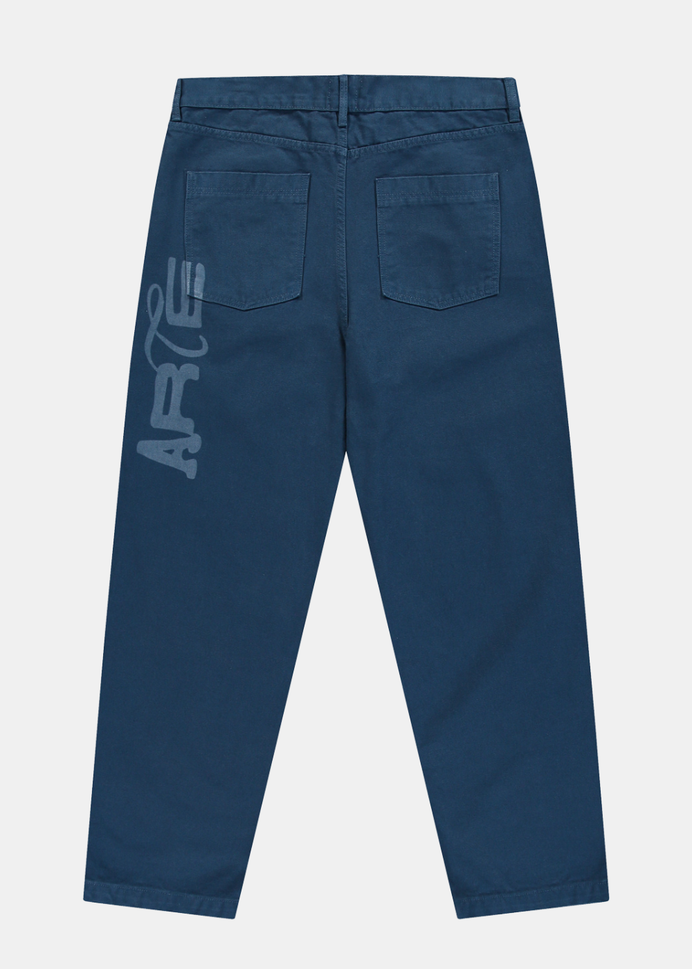 Vue de dos du pantalon bleu marine Arte-Antwerp avec poches plaquées et sérigraphie logo ARTE verticale sur la cuisse gauche.