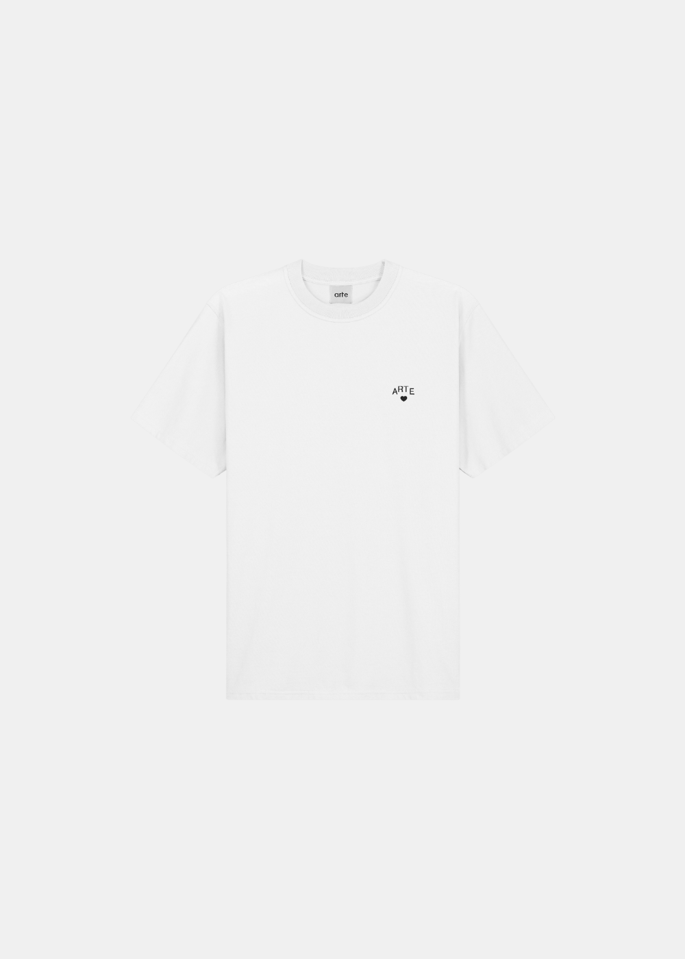 T-shirt blanc Arte-Antwerp avec broderie logo ARTE et petit cœur noir sur la poitrine.