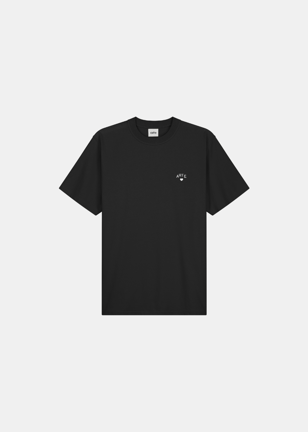 T-shirt noir Arte-Antwerp avec broderie logo ARTE et petit cœur blanc sur la poitrine.