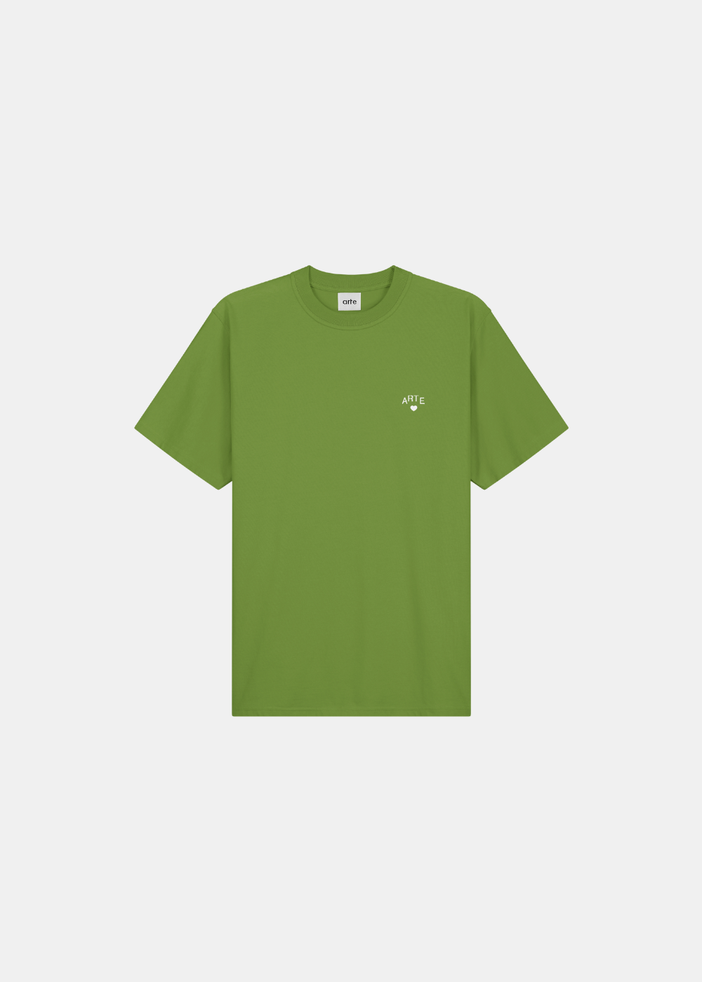 T-shirt vert olive Arte-Antwerp avec broderie logo ARTE et petit cœur blanc sur la poitrine.