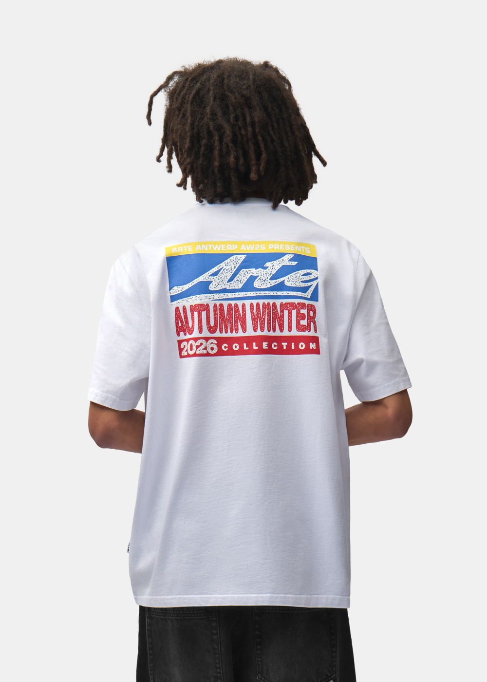 Plan buste de dos d'un mannequin portant le t-shirt blanc Arte-Antwerp avec graphique coloré détaillé.