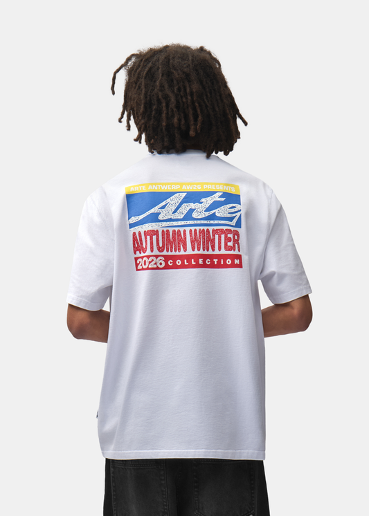 Plan buste de dos d'un mannequin portant le t-shirt blanc Arte-Antwerp avec graphique coloré détaillé.