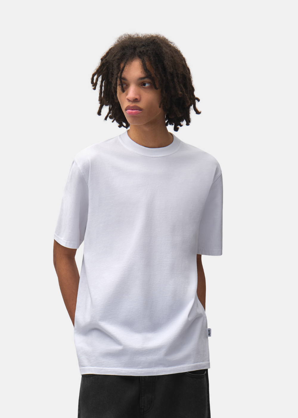 Plan buste de face d'un mannequin portant le t-shirt blanc uni Arte-Antwerp simple.