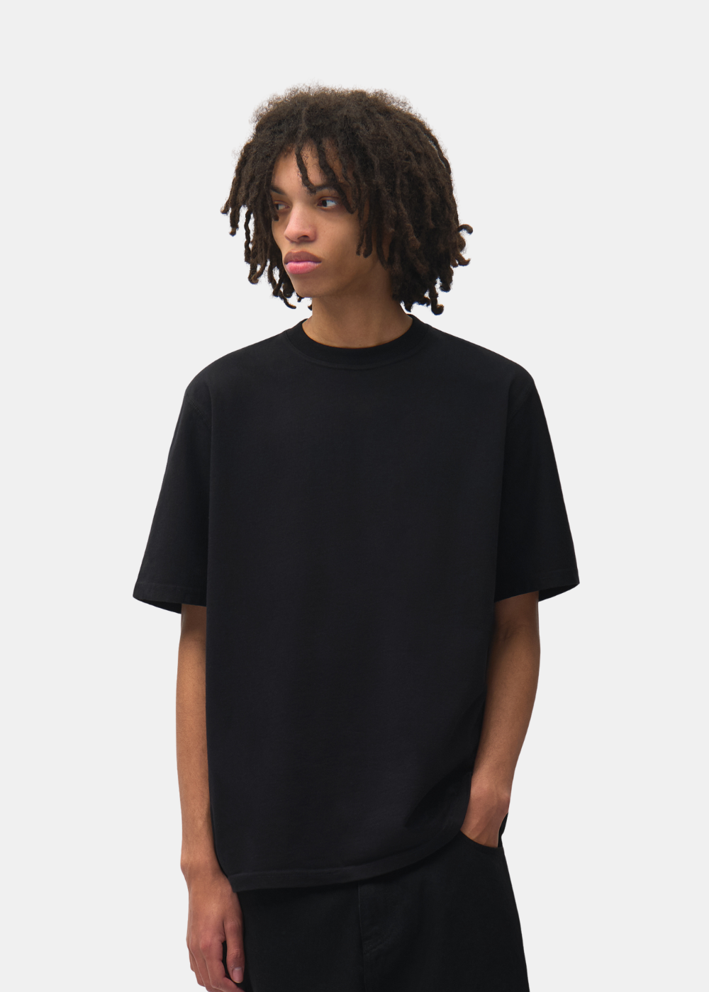 Plan buste de face d'un mannequin portant le t-shirt noir uni Arte-Antwerp simple.