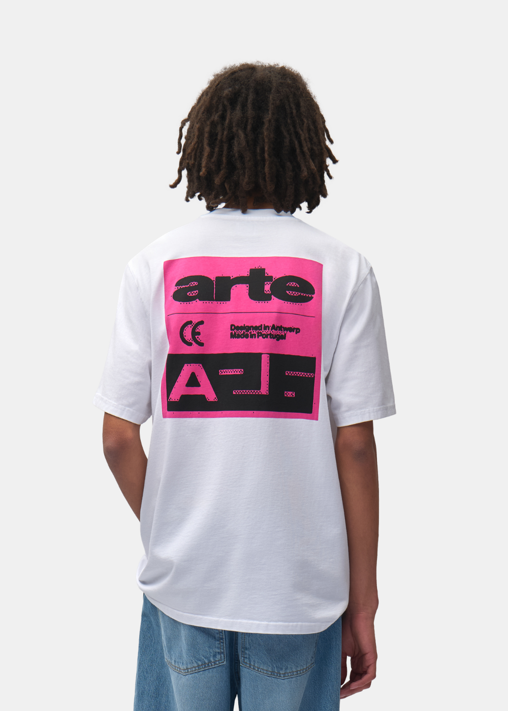 Plan buste de dos d'un mannequin portant le t-shirt blanc Arte-Antwerp avec imprimé rose.