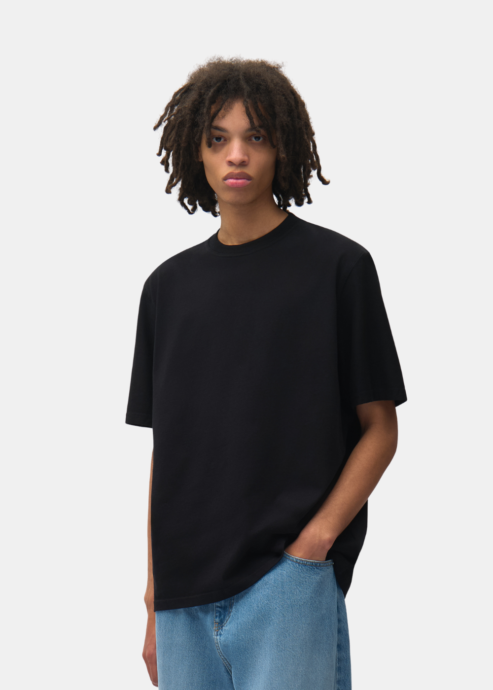 Plan buste de face d'un mannequin portant le t-shirt noir uni Arte-Antwerp.