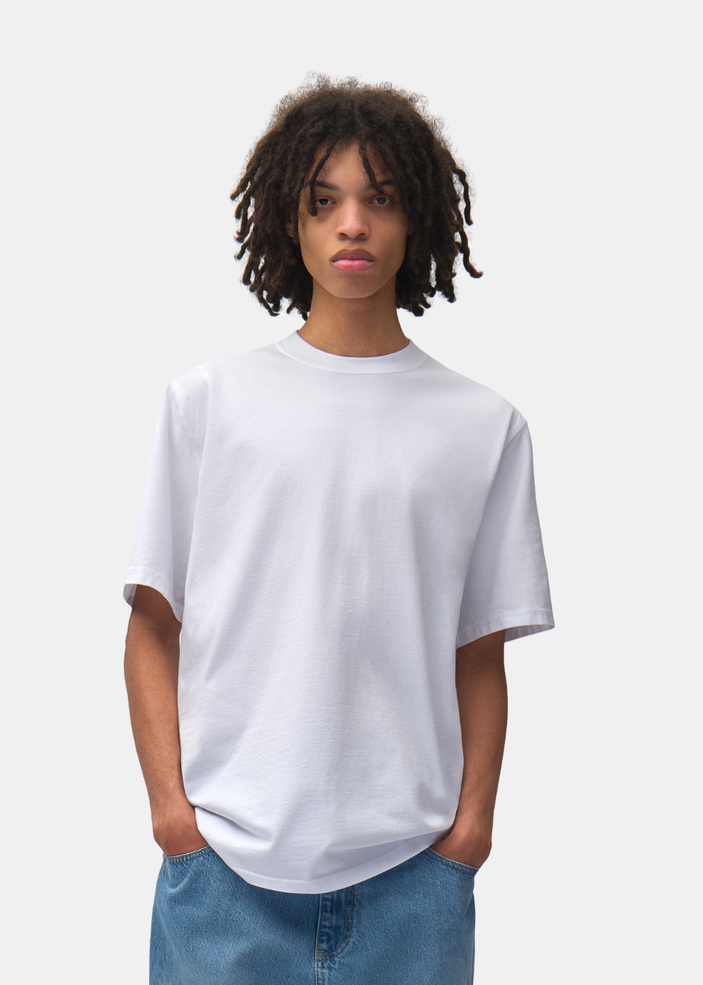 Plan buste de face d'un mannequin portant le t-shirt blanc uni Arte-Antwerp.