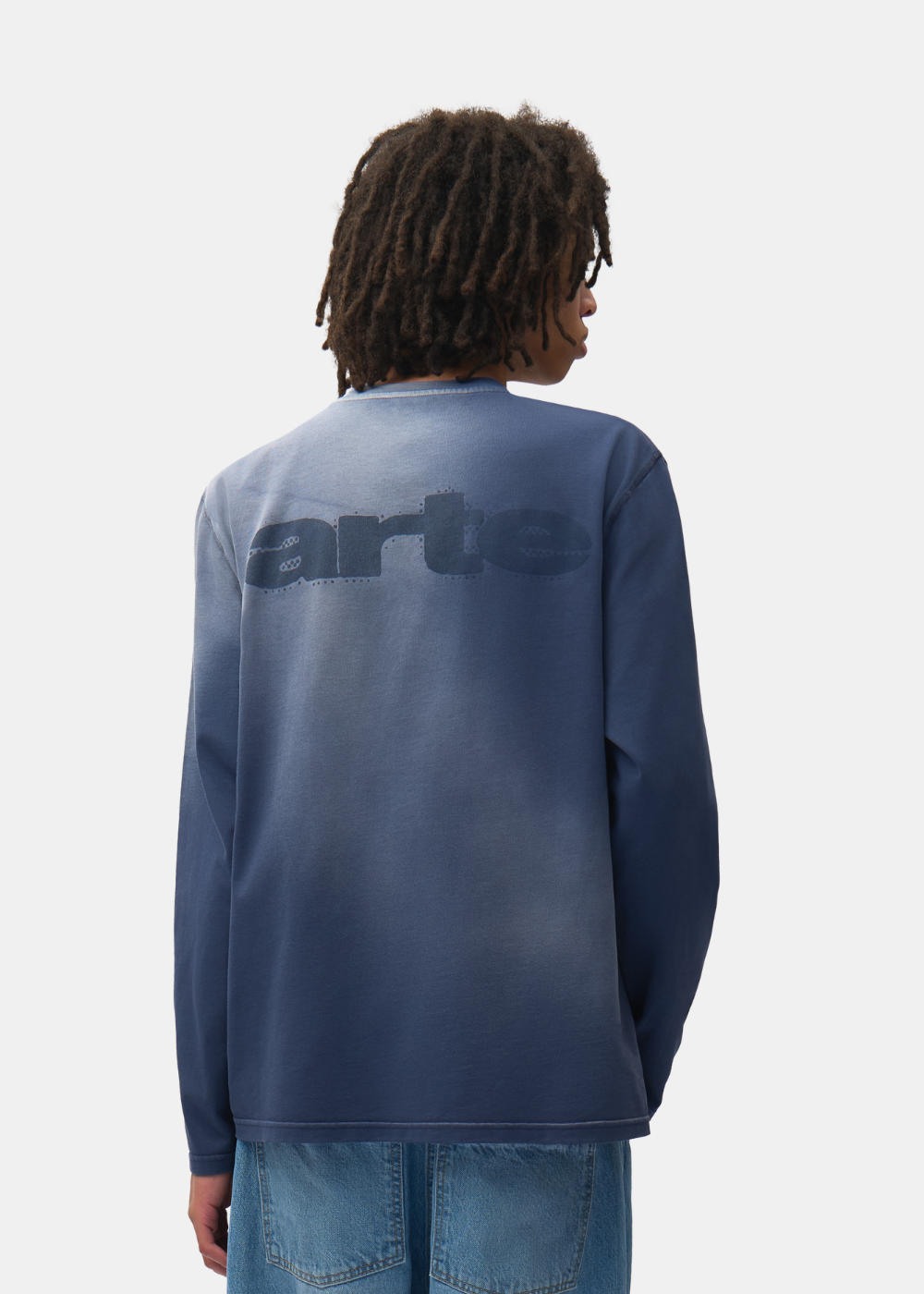 Plan buste de dos d'un mannequin montrant le logo grand format au dos du t-shirt bleu marine Arte-Antwerp.