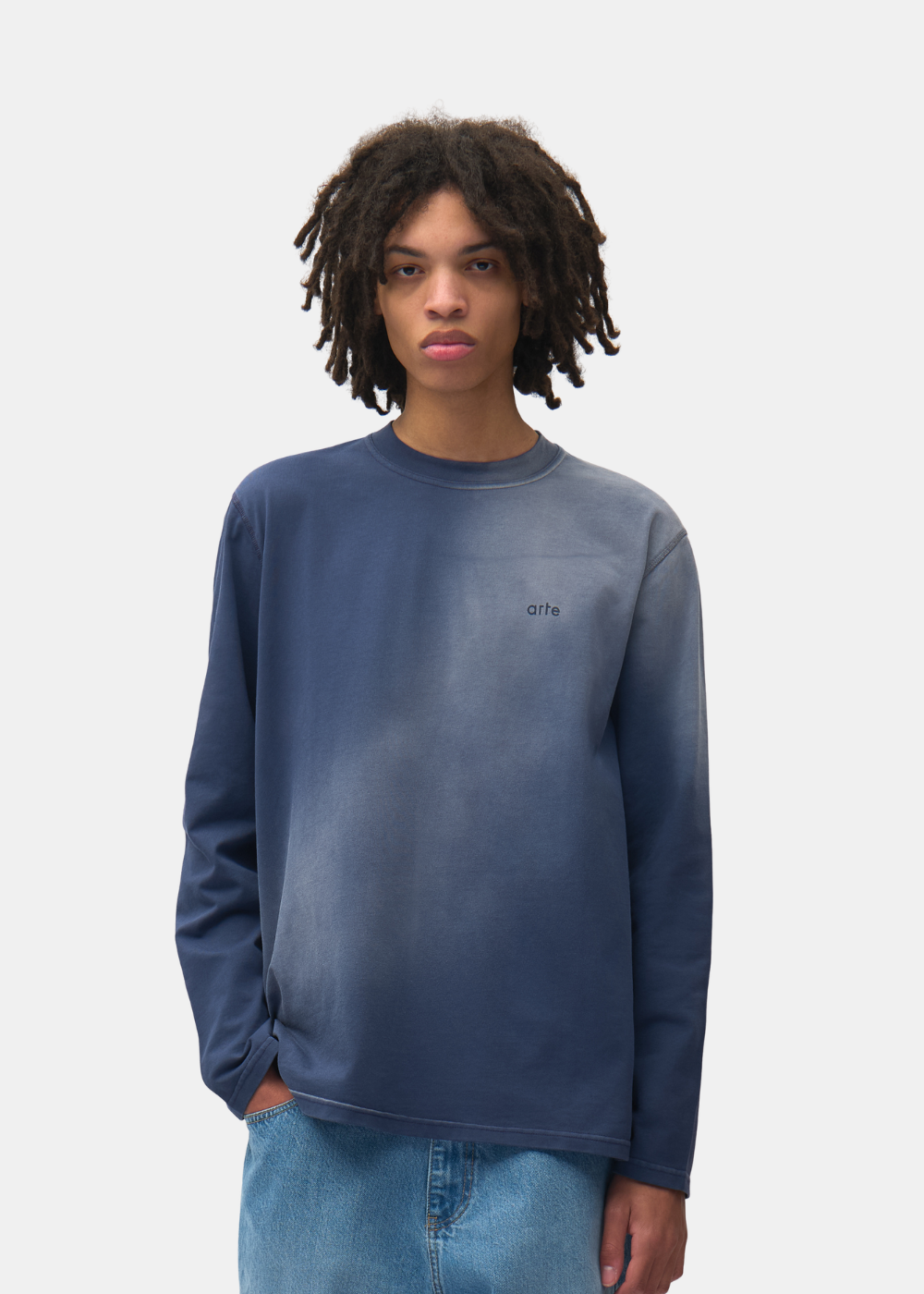 Plan buste de face d'un mannequin portant le t-shirt manches longues bleu marine délavé Arte-Antwerp.