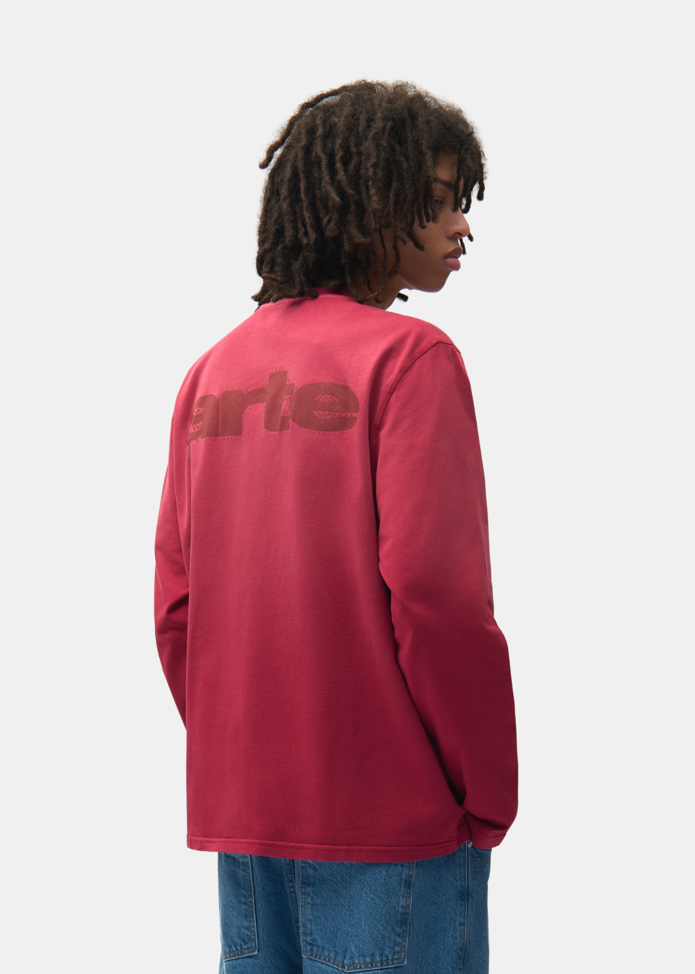 Plan buste de dos d'un mannequin montrant le logo grand format au dos du t-shirt manches longues bordeaux Arte-Antwerp.